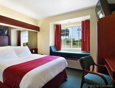 Microtel Inn & Suites By Wyndham ברנדון חדר תמונה